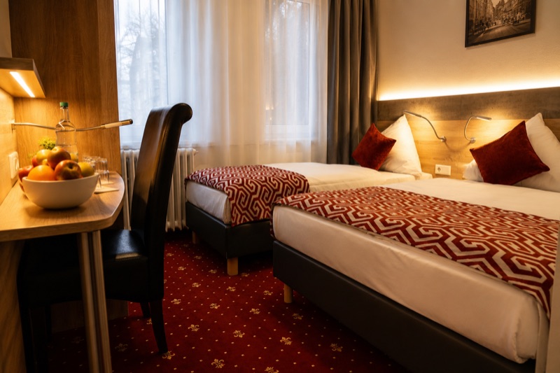 Dreibettzimmer mit französischem Doppelbett und Einzelbett